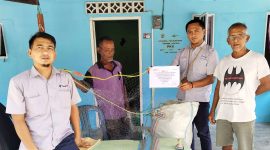 Perwakilan PT Timah serahkan bantuan alat tangkap kepada KUB Kelurahan Sawang. Foto: Istimewa