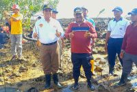 Bupati Karimun Aunur Rafiq dan Wakil Bupati Karimun Anwar Hasyim pimpin penanaman bibit mangrove di Pesisir Pantai kawasan Jembatan Sanur, Kelurahan Teluk Uma. Foto: Rr/Kepriheadline.id