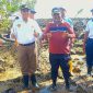 Bupati Karimun Aunur Rafiq dan Wakil Bupati Karimun Anwar Hasyim pimpin penanaman bibit mangrove di Pesisir Pantai kawasan Jembatan Sanur, Kelurahan Teluk Uma. Foto: Rr/Kepriheadline.id