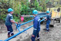 PT Timah menyerahkan bantuan tiang listrik hasil daur ulang ke tiga desa di Kecamatan Kundur. Foto: istimewa
