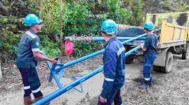 PT Timah menyerahkan bantuan tiang listrik hasil daur ulang ke tiga desa di Kecamatan Kundur. Foto: istimewa