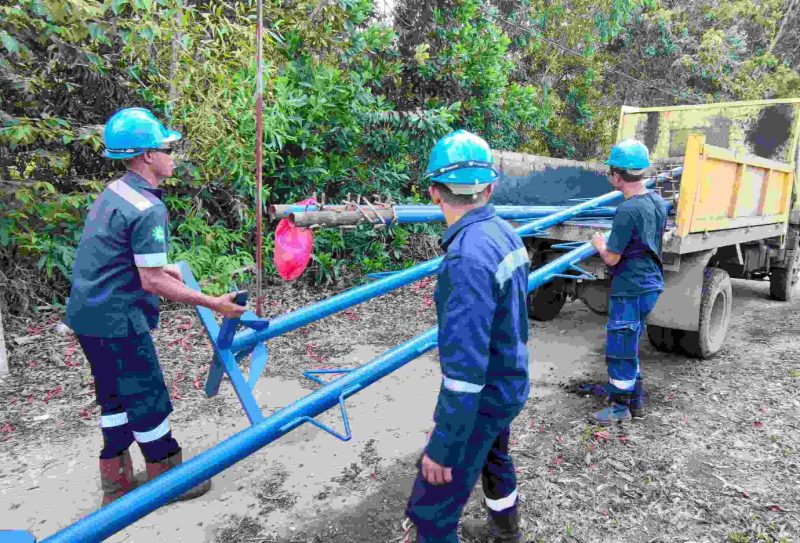 PT Timah menyerahkan bantuan tiang listrik hasil daur ulang ke tiga desa di Kecamatan Kundur. Foto: istimewa