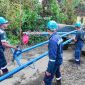 PT Timah menyerahkan bantuan tiang listrik hasil daur ulang ke tiga desa di Kecamatan Kundur. Foto: istimewa