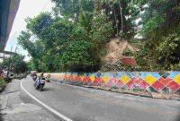 Kondisi Tebing Jalan Teuku Umar yang mengancam keselamatan pengendara. Foto: Istimewa