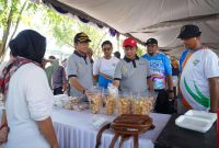 Dirut PT Timah Ahmad Dani Virsal meninjau stand bazar UMKM di Pekan Sehat HUT ke-47 PT Timah Tbk. Foto: Humas PT Timah