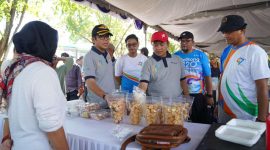 Dirut PT Timah Ahmad Dani Virsal meninjau stand bazar UMKM di Pekan Sehat HUT ke-47 PT Timah Tbk. Foto: Humas PT Timah
