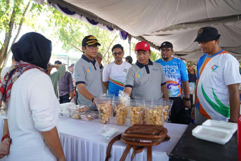 Dirut PT Timah Ahmad Dani Virsal meninjau stand bazar UMKM di Pekan Sehat HUT ke-47 PT Timah Tbk. Foto: Humas PT Timah