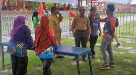 Wakil Bupati Karimun Anear Hasyim dan Kepala Bidang Pemasaran dan Promosi Dispar Karimun Ahadian Zulseptriadi meninjau persiapan pelaksanaan Pesta Durian GTRA Summit 2023. Foto: rr/kepriheadline.id