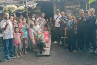 Perwakilan PT Timah menyerahkan bantuan sembako kepada warga suku asli Desa Perayun. Foto: Humas PT Timah