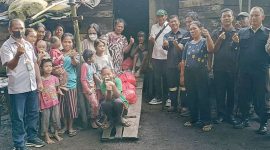 Perwakilan PT Timah menyerahkan bantuan sembako kepada warga suku asli Desa Perayun. Foto: Humas PT Timah