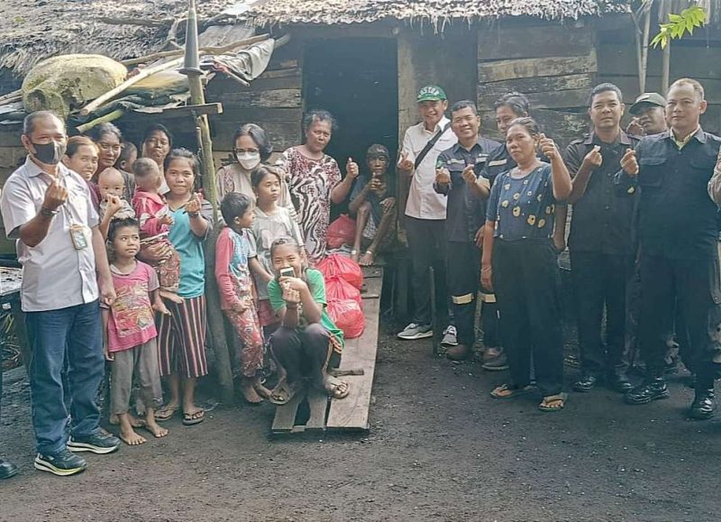 Perwakilan PT Timah menyerahkan bantuan sembako kepada warga suku asli Desa Perayun. Foto: Humas PT Timah