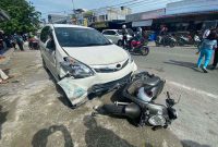 Tabrakan antara mobil avanza dan motor scoopy di wilayah Jalan A Yani Kolong. Foto: istimewa