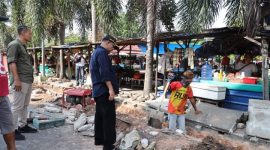 Bupati Karimun Aunur Rafiq meninjau persiapan Adipuran di Pasar Puan Maimun. Foto: Rr