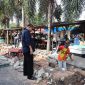 Bupati Karimun Aunur Rafiq meninjau persiapan Adipuran di Pasar Puan Maimun. Foto: Rr
