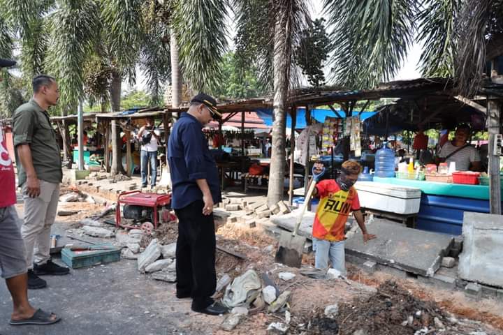 Bupati Karimun Aunur Rafiq meninjau persiapan Adipuran di Pasar Puan Maimun. Foto: Rr