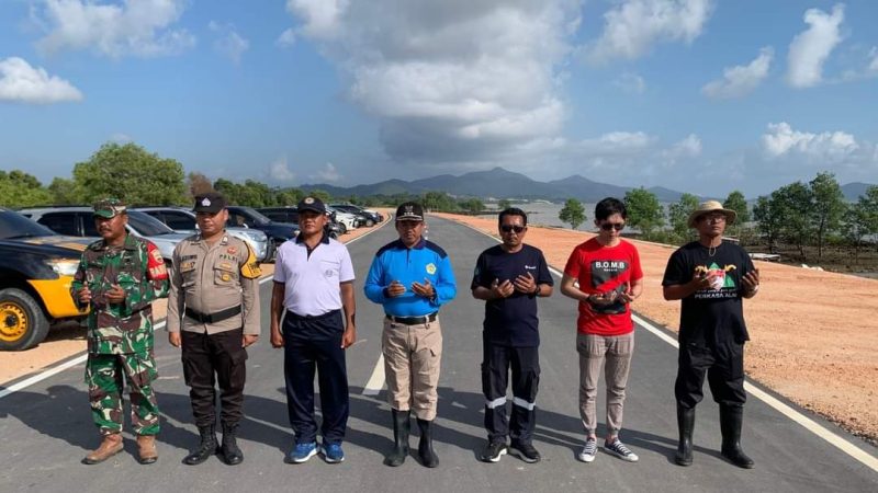 PT Timah ikut serta dalam kegiatan penanaman 1.000 bibig mangrove di Jembatan Sanur Kelurahan Teluk Uma. Foto: Istimewa