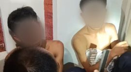 Dua pelaku penodongan sesaat setelah diamankan oleh warga di kawasan Kelurahan Tebing. Foto: Tangkapan Layar video Warga