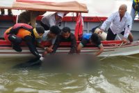 Proses evakuasi terhadap jenazah Khairul saat ditemukan di kawasan Perairan Tanjungbatu. Foto: Istimewa