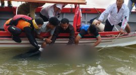 Proses evakuasi terhadap jenazah Khairul saat ditemukan di kawasan Perairan Tanjungbatu. Foto: Istimewa
