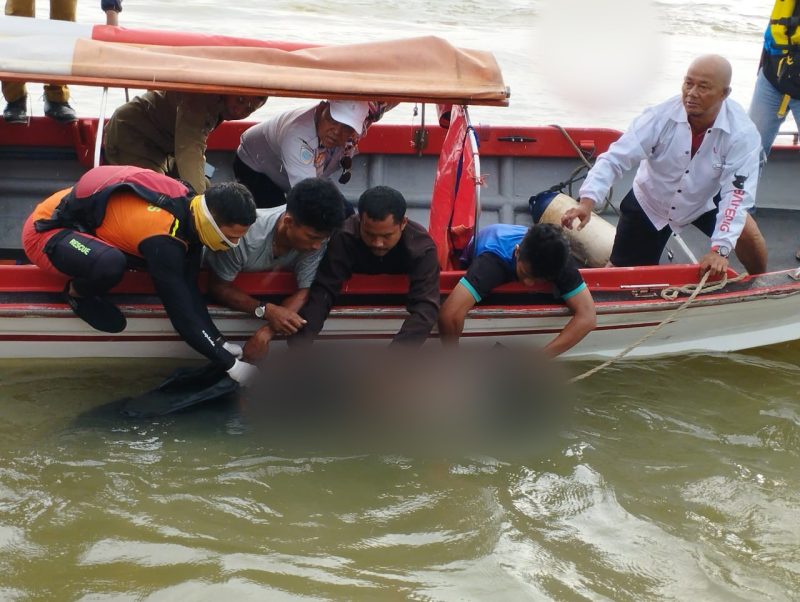 Proses evakuasi terhadap jenazah Khairul saat ditemukan di kawasan Perairan Tanjungbatu. Foto: Istimewa