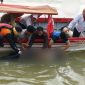 Proses evakuasi terhadap jenazah Khairul saat ditemukan di kawasan Perairan Tanjungbatu. Foto: Istimewa