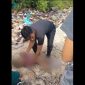 Warga memberikan pertolongan pertama terhadap anak 7 Tahun berinisial Fr yang terseret arus laut. Foto: Tangkapan layar video