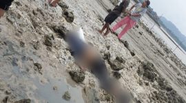 Mayat laki-laki ditemukan dalam kondisi terlungkup di karang-karang kawasan pesisir Pantai di Desa Pongkar. Foto: Istimewa