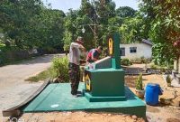 Satgas TMMD le-117 membangun Tugu Prasasti sebagai tanda pelaksanaan program TMMD di Kecamatan Buru. Foto: Istimewa