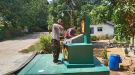 Satgas TMMD le-117 membangun Tugu Prasasti sebagai tanda pelaksanaan program TMMD di Kecamatan Buru. Foto: Istimewa