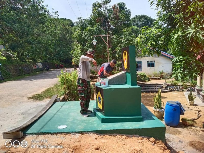 Satgas TMMD le-117 membangun Tugu Prasasti sebagai tanda pelaksanaan program TMMD di Kecamatan Buru. Foto: Istimewa