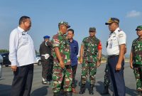Danrem meninjau Bandara RHA Karimun untuk mengecek kesiapan kedatangan Presiden RI Joko Widodo. Foto: Kepriheadline.id