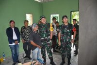 Tim Wasev TMMD ke-117 Kolonel Inf Jimmy Watuseke difampingi Dansatgas TMMD ke-117 Letkol Inf Budianto Damanik meninjau progres pembangunan RTLH di Pulau Buru. Foto: Satgas TMMD