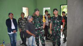 Tim Wasev TMMD ke-117 Kolonel Inf Jimmy Watuseke difampingi Dansatgas TMMD ke-117 Letkol Inf Budianto Damanik meninjau progres pembangunan RTLH di Pulau Buru. Foto: Satgas TMMD