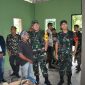 Tim Wasev TMMD ke-117 Kolonel Inf Jimmy Watuseke difampingi Dansatgas TMMD ke-117 Letkol Inf Budianto Damanik meninjau progres pembangunan RTLH di Pulau Buru. Foto: Satgas TMMD
