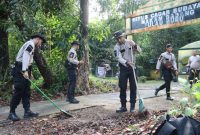 Jajaran Polres Karimun menggelar gotong royong bersih-bersih Makam Badang di Pulau Buru. Foto: Humas Polres Karimun