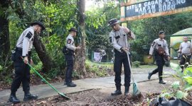 Jajaran Polres Karimun menggelar gotong royong bersih-bersih Makam Badang di Pulau Buru. Foto: Humas Polres Karimun