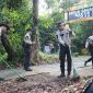 Jajaran Polres Karimun menggelar gotong royong bersih-bersih Makam Badang di Pulau Buru. Foto: Humas Polres Karimun