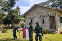 Satgas TMMD ke-117 beri imbauan pemasangan bendera ke masyarakat. Foto: Satgas TMMD