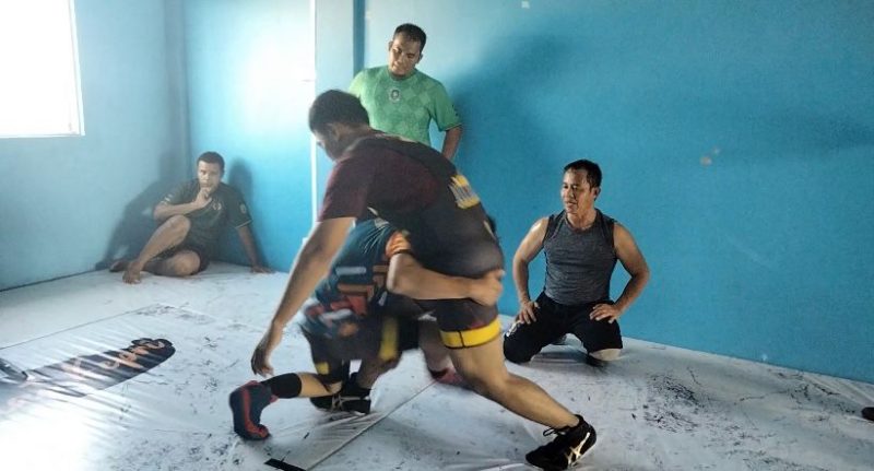 Prosesi latihan atlet gulat PGSI Karimun di bawah bimbingan Coach Nurhadi dan Coach Hartono. Foto: Istimewa