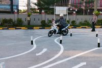 Petugas Satlantas Polres Karimun melakukan uji coba lintasan baru bentuk S milik Polres Karimun. Foto: Satlnatas Polres Karimun