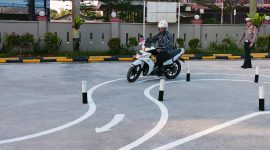 Petugas Satlantas Polres Karimun melakukan uji coba lintasan baru bentuk S milik Polres Karimun. Foto: Satlnatas Polres Karimun