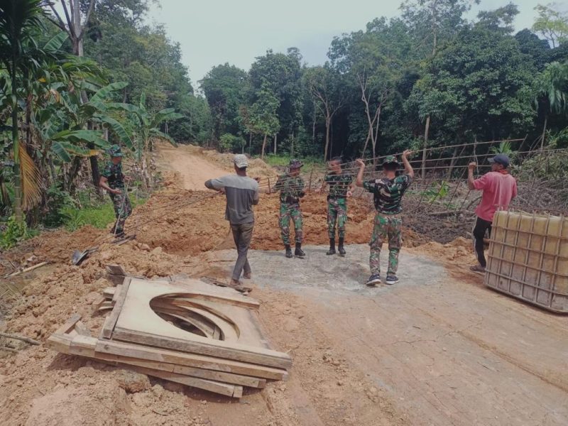 Proses pembuatan gorong-gorong program TMMD ke-117. Foto: Satgas TMMD
