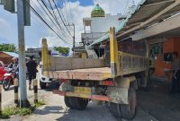 Truk tabrak warung ikan bakar lamongan di Karimun. Foto: rr