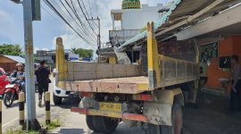 Truk tabrak warung ikan bakar lamongan di Karimun. Foto: rr