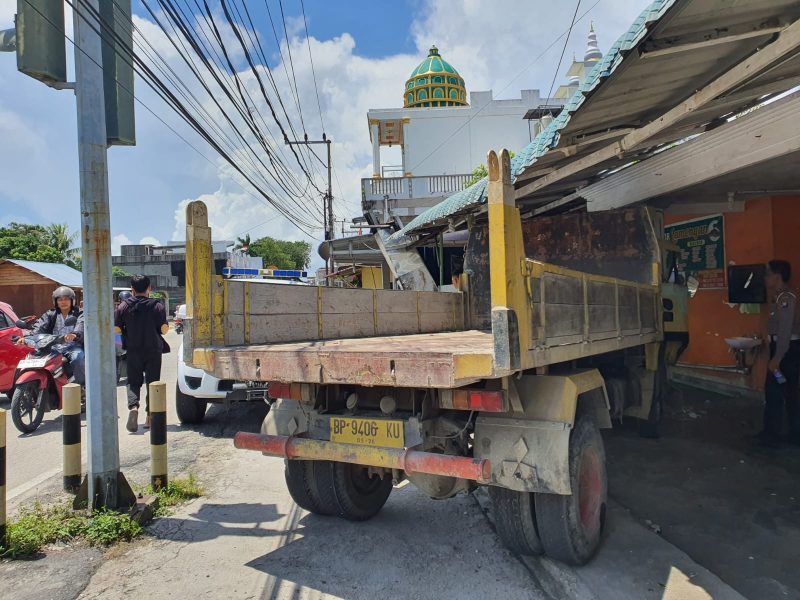 Truk tabrak warung ikan bakar lamongan di Karimun. Foto: rr