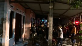 Warga dibantu pemadam kebakaran berjibaku melakukan pemadaman di rumah Safik. Foto: Dokumen Polisi