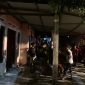 Warga dibantu pemadam kebakaran berjibaku melakukan pemadaman di rumah Safik. Foto: Dokumen Polisi