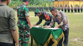 Penandatangan dan Penyerahan Laporan Hasil TMMD ke-117 dari Dansatgas ke Pemerintah Kabupaten Karimun. Foto: Rr