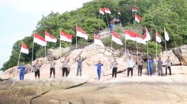 Jajaran Polres Karimun kibarkan bendera merah putih di Pulau Terluar dan Terdepan Indonesia. Foto: Istimewa