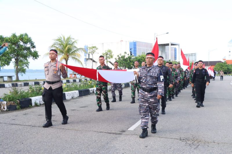 Jajaran TNI-POlRI Arak-arakan bendera di kawasan Coastal area pada Kegiatan Kirab Kebangsaan Merah Putih, sambut HUT ke-78 RI. Foto: Istimewa